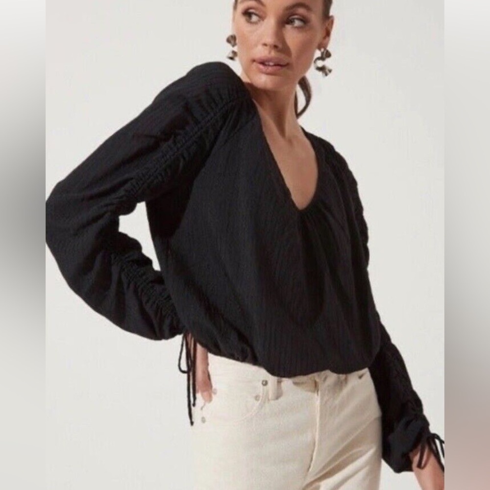 Astr The Label V Neck Ruched Long Sleeve Black Blouse Size L